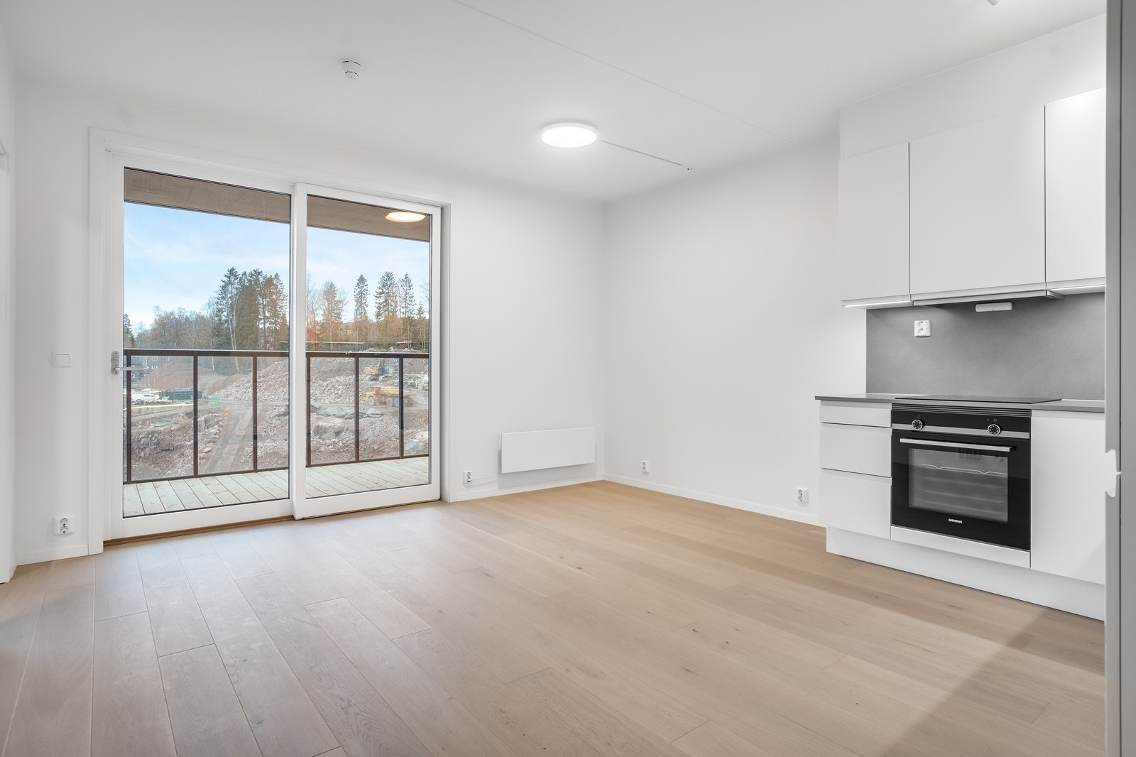 Romslig stue med god plass til stor sofagruppe. Galleribilde