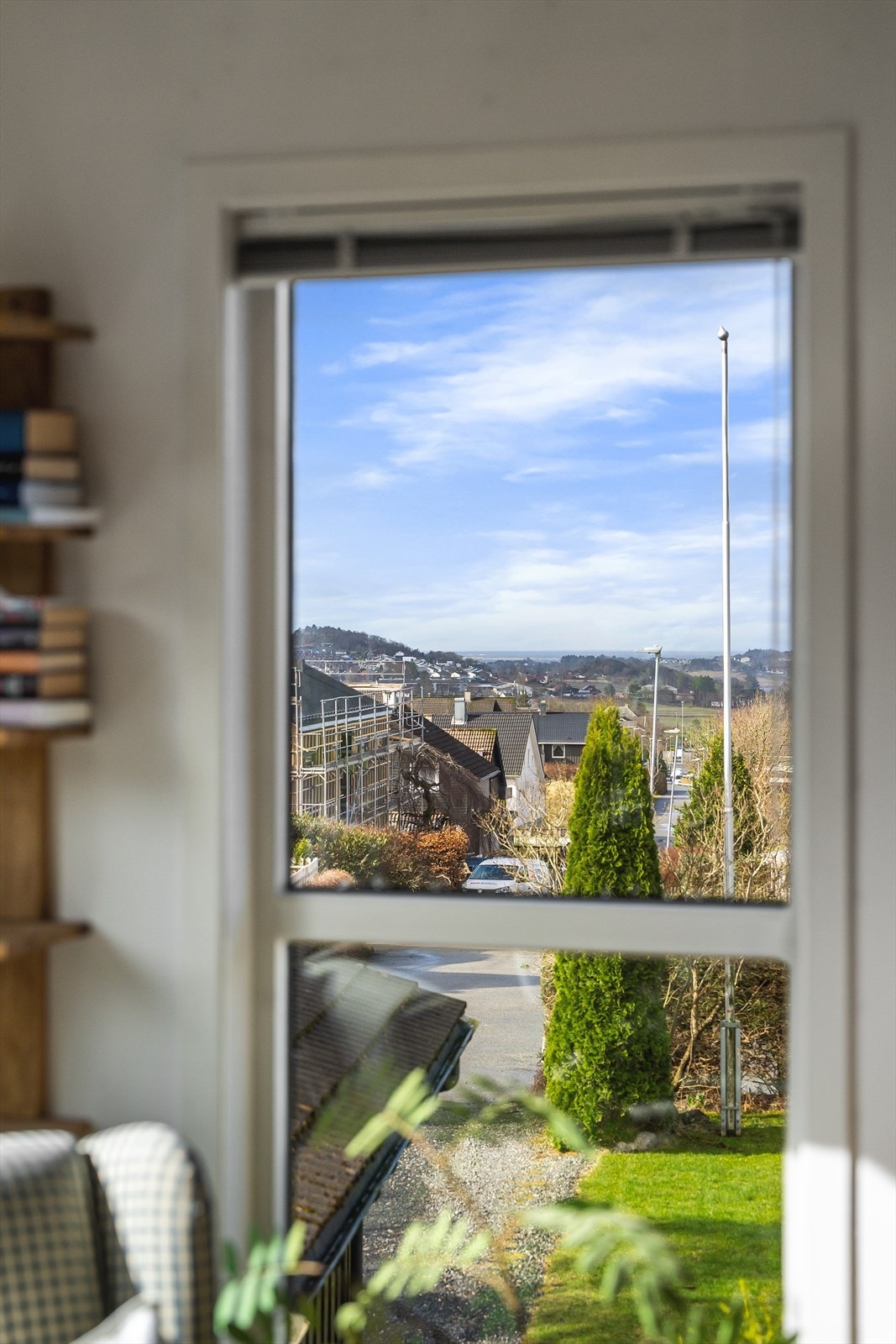 Det store stuevinduet er fra 2012 og gir godt med dagslys. Galleribilde