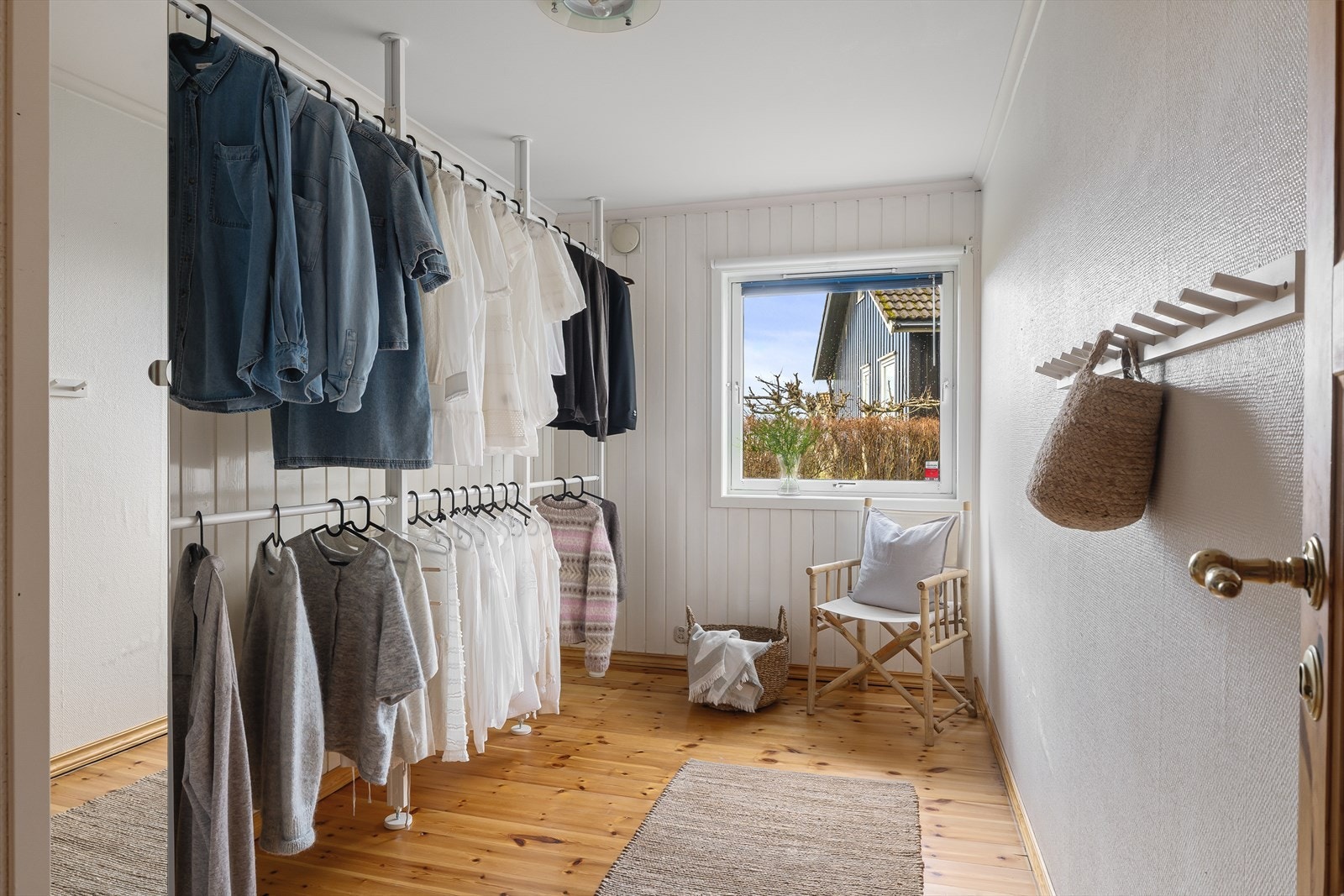 Dette rommet er i dag innredet som et romslig garderoberom, men kan også benyttes som soverom. Galleribilde