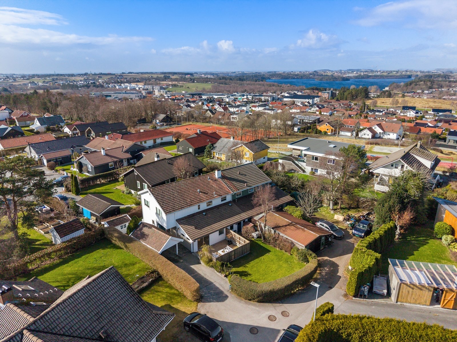 Beliggenheten er svært barnevennlig med gangavstand til både barne- og ungdomsskoler, samt flere barnehager. Galleribilde
