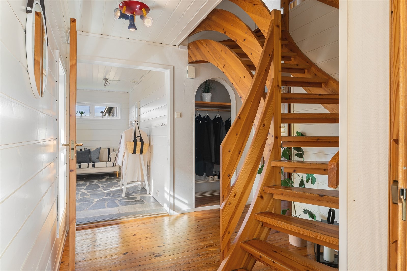 Den sjarmerende tretrappen binder de to etasjene sammen på en elegant måte. Galleribilde