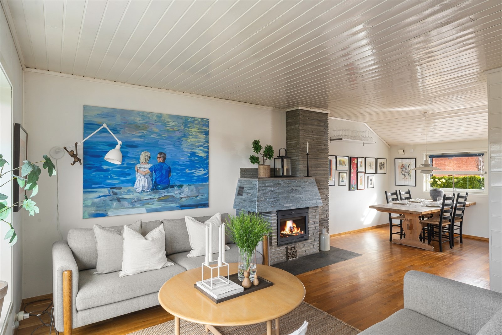 Fra stuen er det en naturlig overgang til spiseplassen og kjøkkenet. Galleribilde