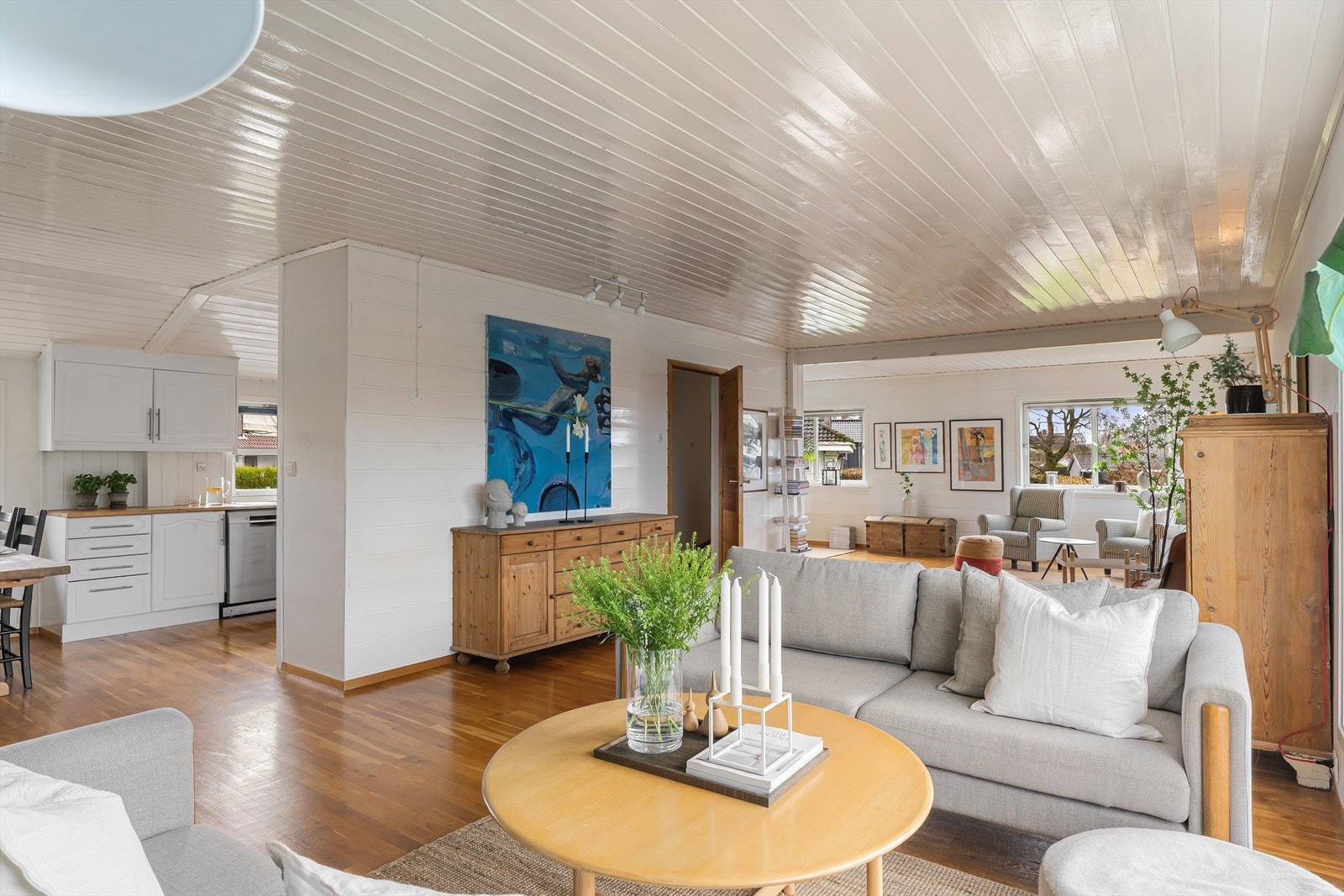 Den åpne planløsningen i andre etasje binder stue og kjøkken sammen til en sosial arena. Galleribilde