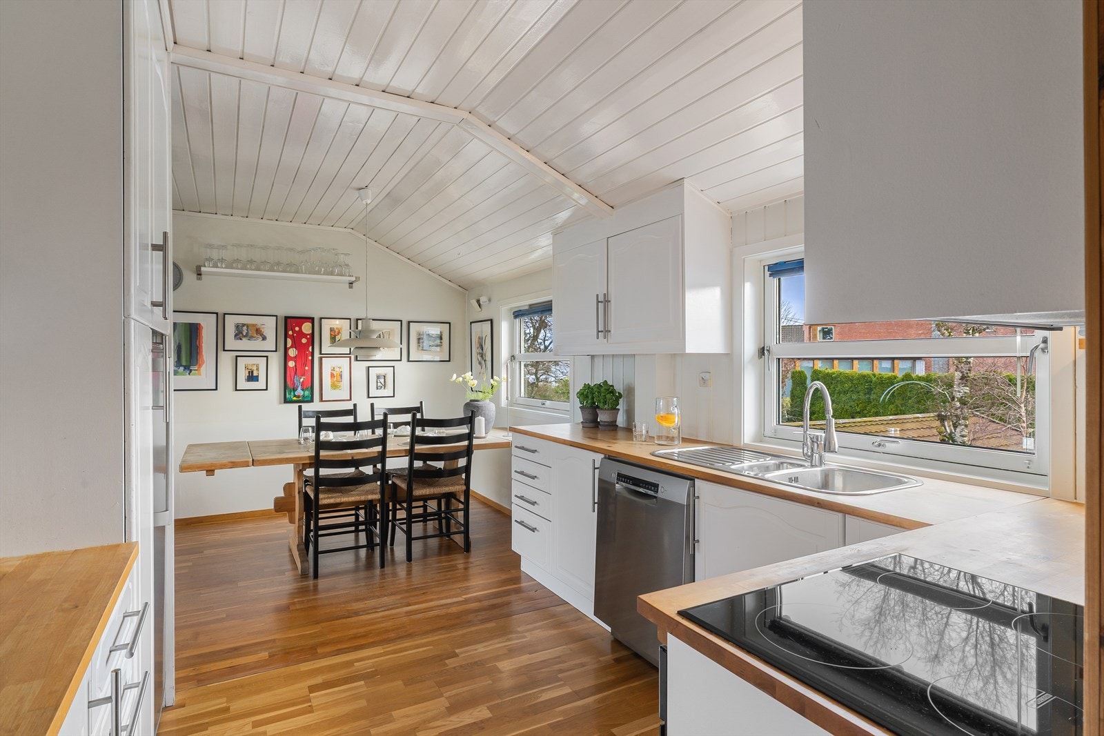 Kjøkkenvinduene er fra 2003 og gir godt med arbeidslys over benken. Galleribilde