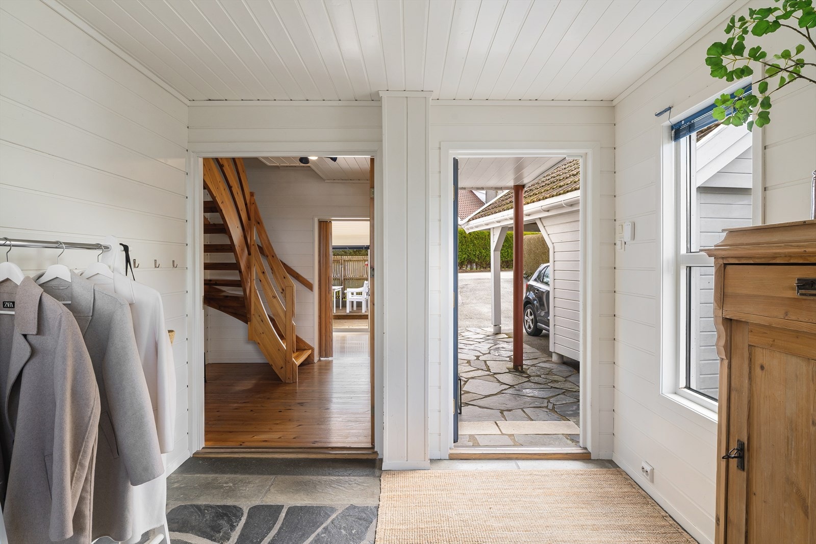 Fra entreen er det adkomst til resten av etasjen og en lakkert tretrapp som fører opp til andre etasje. Galleribilde