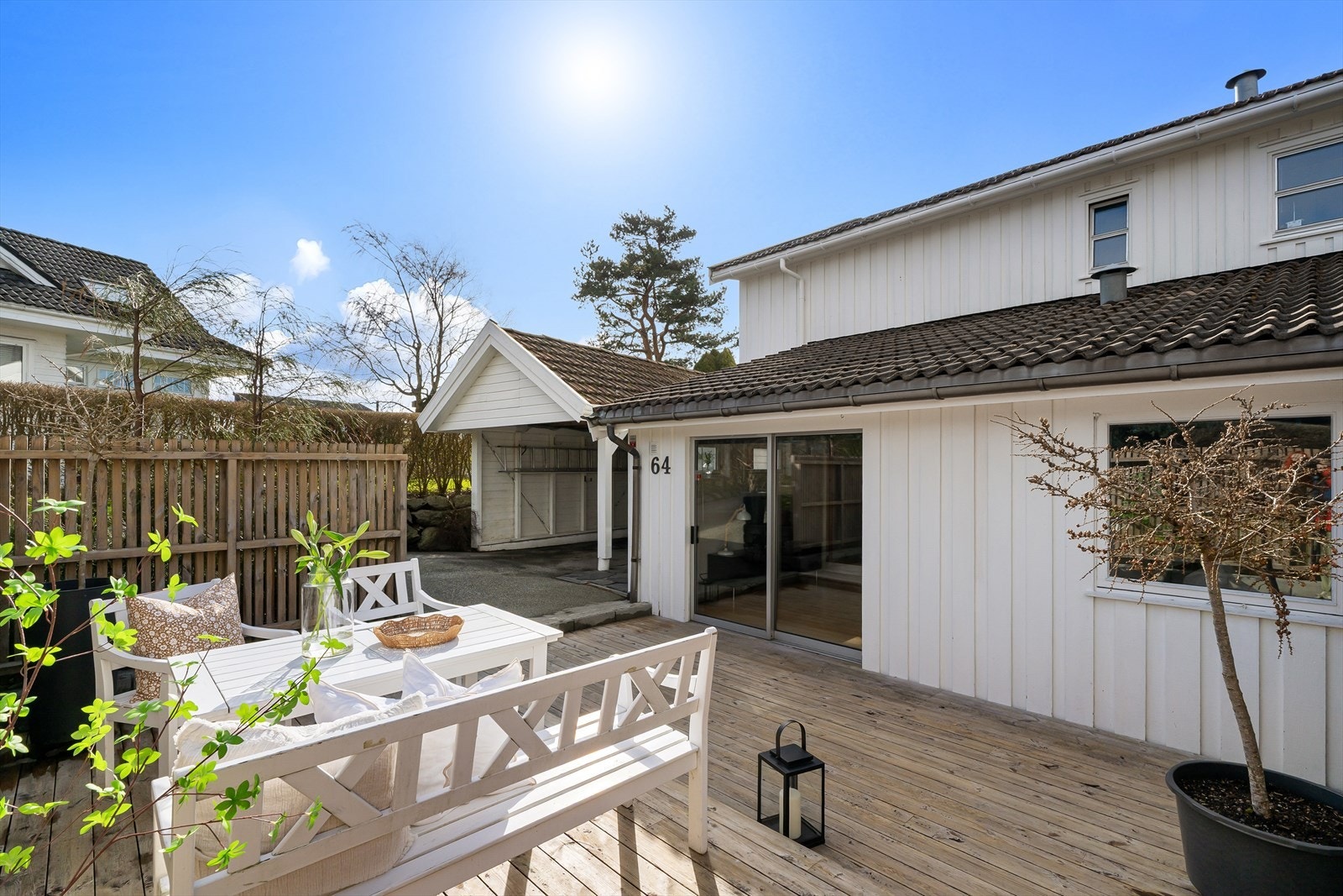Fra stuen i første etasje er det direkte utgang til en terrasse på 25 m². Galleribilde