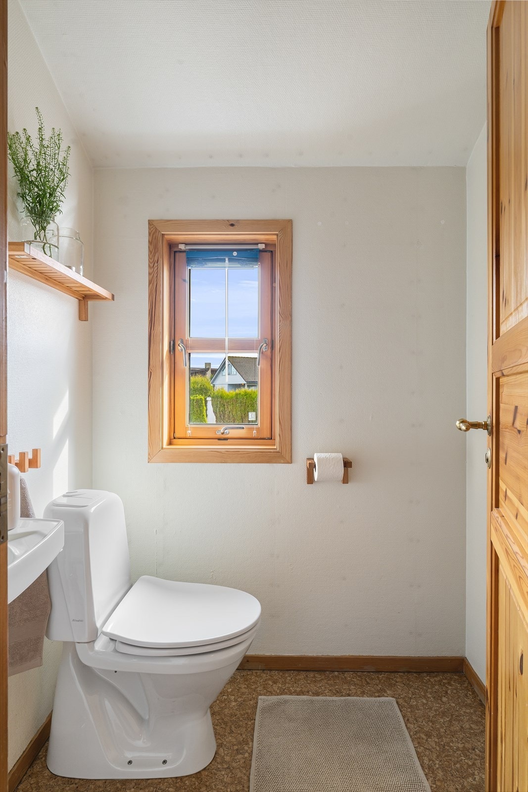 Praktisk toalettrom i andre etasje, innredet med toalett og vask. Rommet har belegg på gulv og vindu fra 2003. Galleribilde