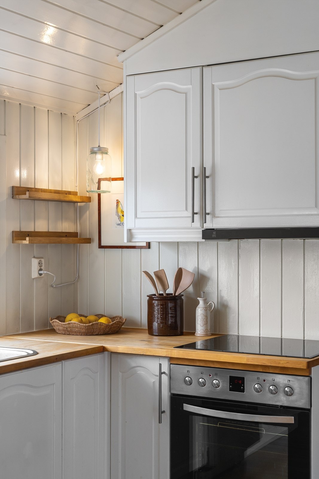 Kjøkkenet er funksjonelt innredet med god benke- og skapplass. Galleribilde