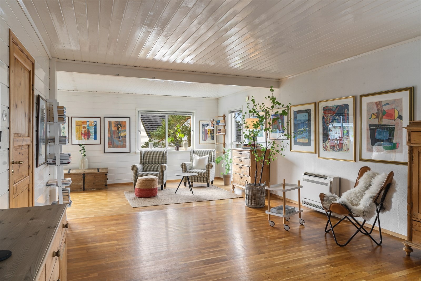 Den store stuen gir fleksibilitet til å innrede med flere soner, som for eksempel en egen lesekrok. Galleribilde