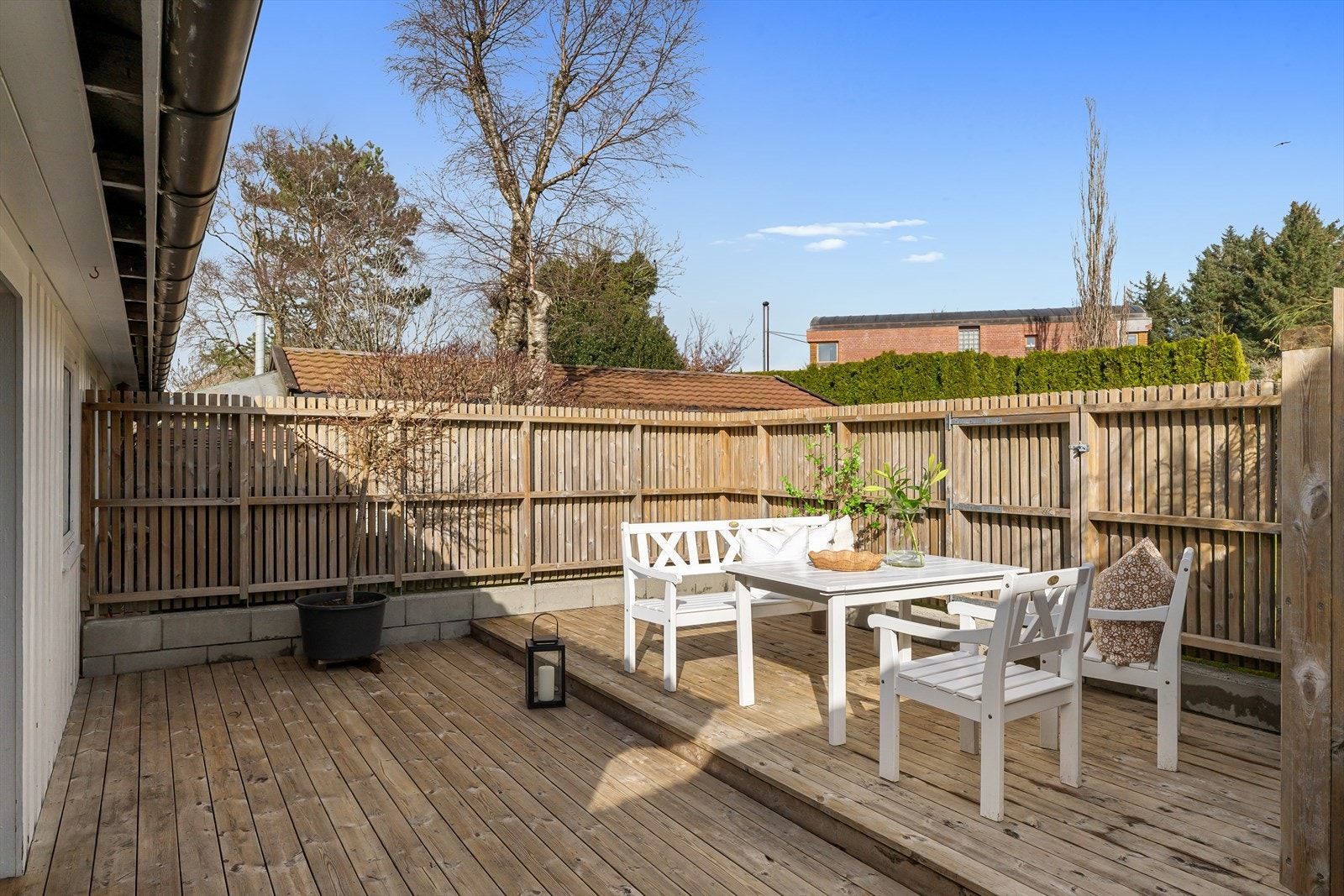 Terrassen har god plass til utemøbler og er en fin forlengelse av stuen på varme dager. Galleribilde