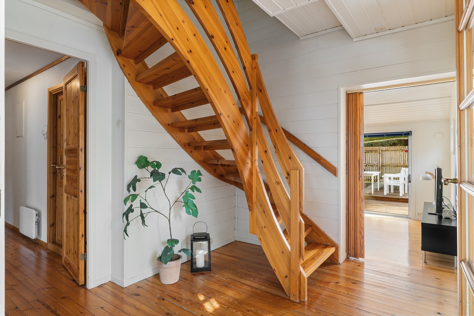 Fra gangen i første etasje er det tilgang til soverommene og stuen. Galleribilde