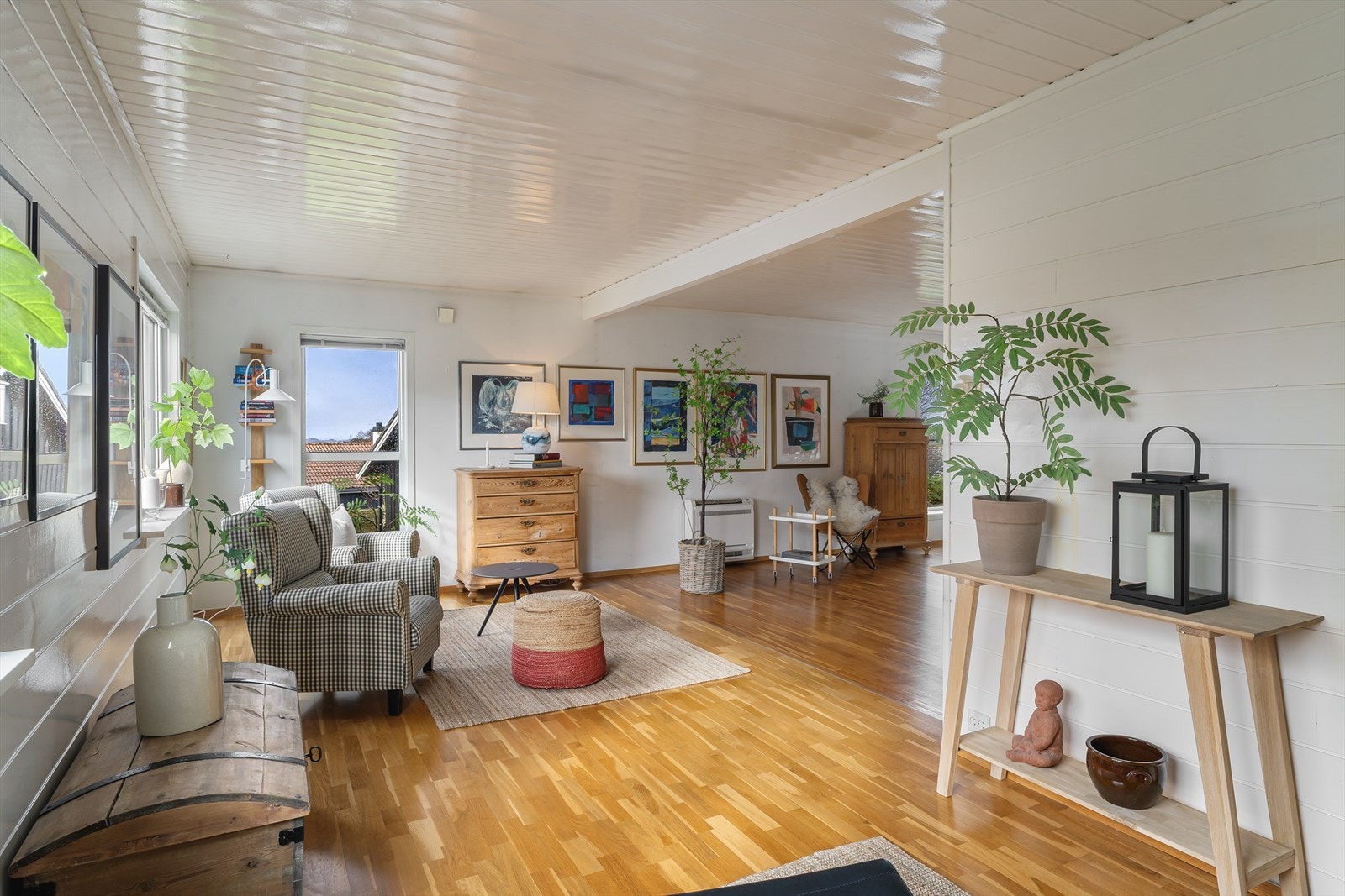 Den åpne løsningen skaper en god flyt mellom de ulike delene av oppholdsrommet. Galleribilde