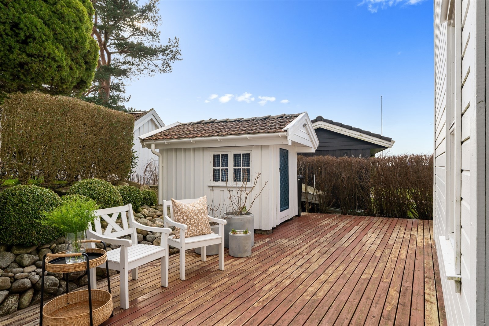 Eiendommen har flere hyggelige og usjenerte uteplasser. Galleribilde