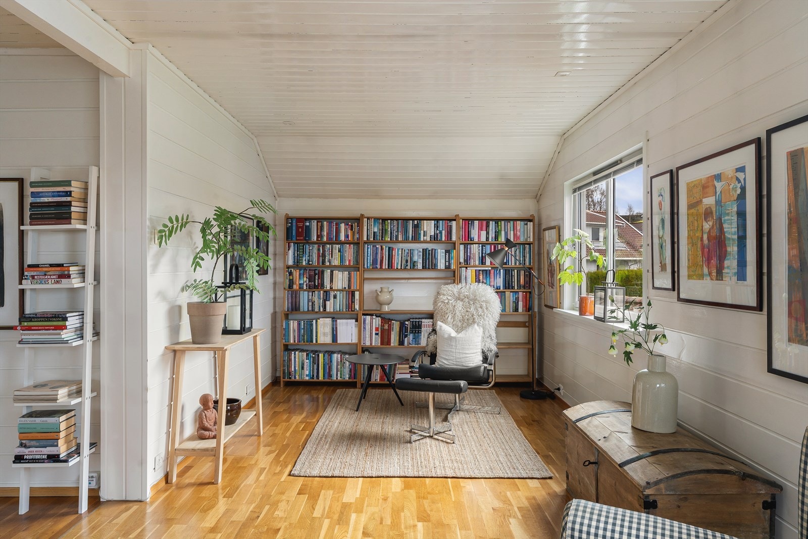 Her er det god plass til en egen biblioteksdel eller en rolig arbeidsplass. Galleribilde