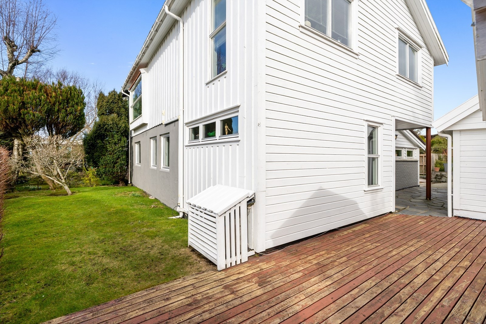 Fasaden består av en kombinasjon av stående bordkledning og pussede overflater. Galleribilde