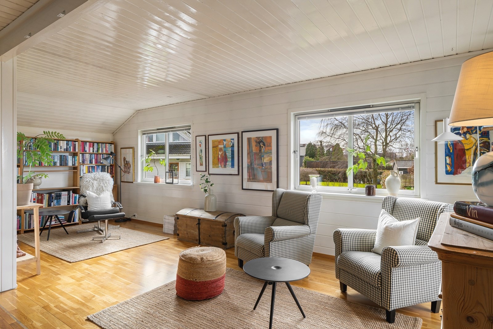 Vinduer på flere sider av rommet bidrar til en lys og luftig følelse. Galleribilde