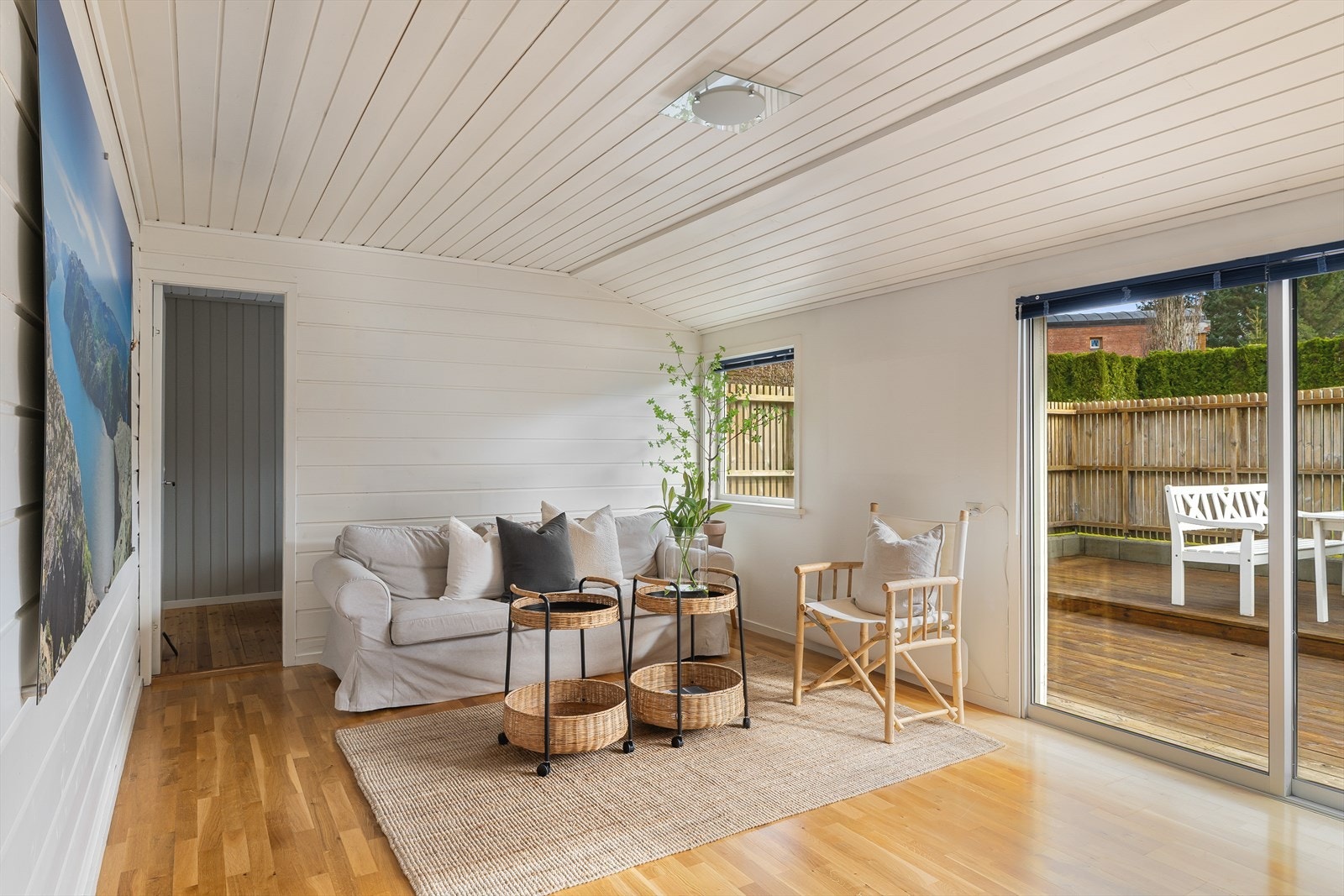 Boligen har to stuer. Stuen i første etasje har direkte utgang til terrassen. Galleribilde