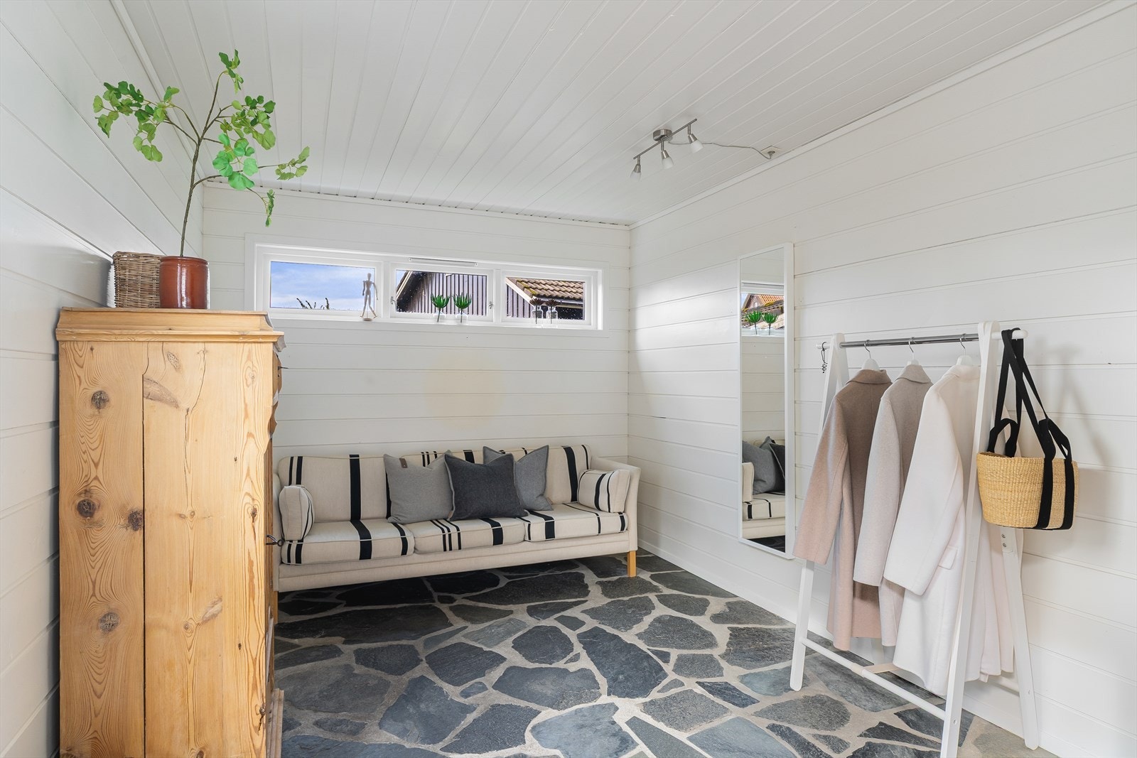 En romslig entré med skifergulv og god plass til garderobeløsninger. Galleribilde