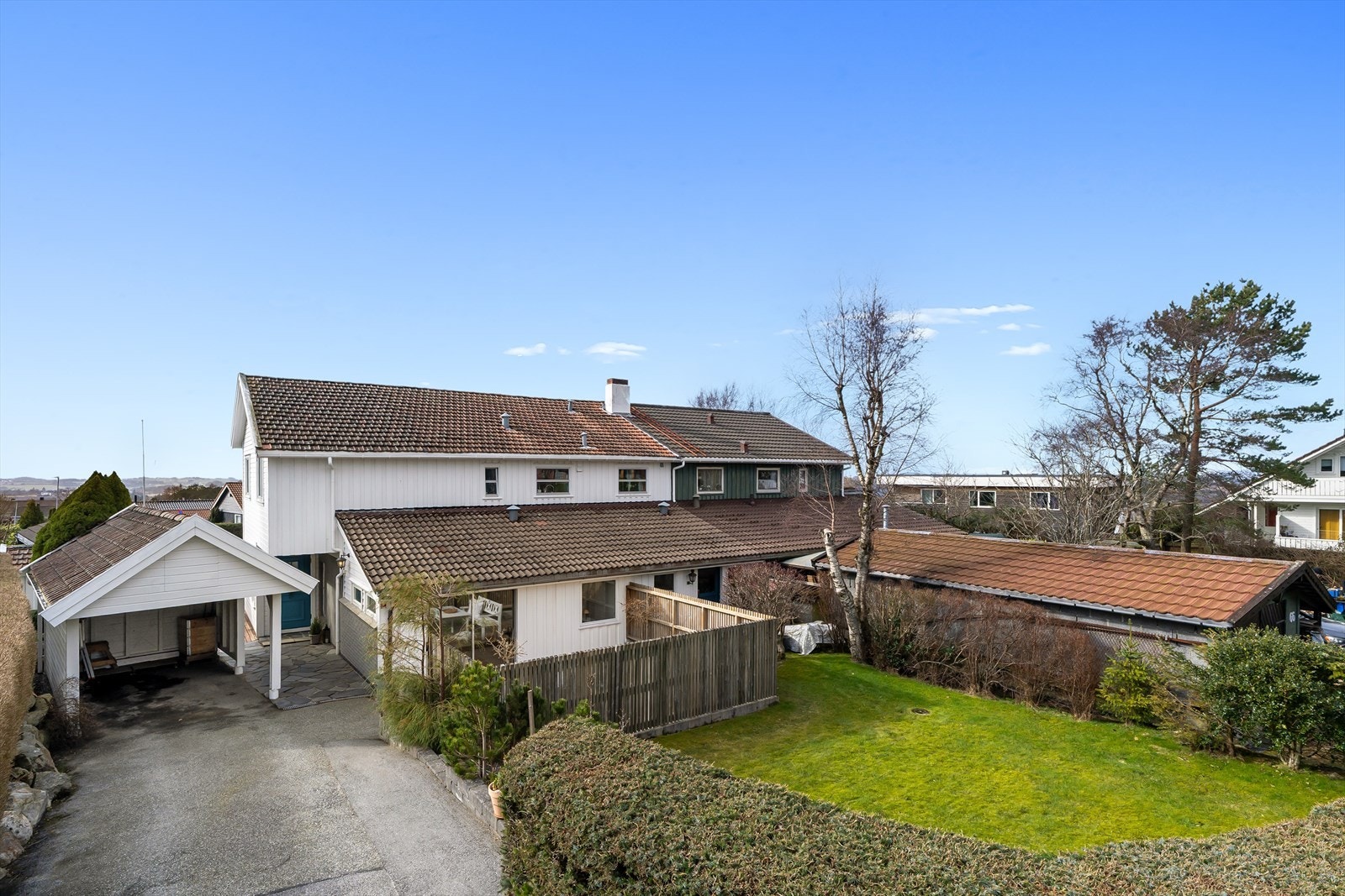 Eiendommen er en vertikaldelt tomannsbolig oppført i 1960, med en praktisk carport fra 1967. Galleribilde