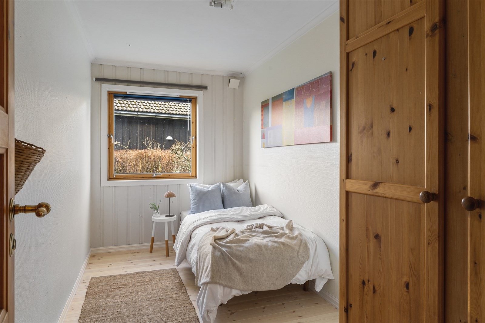 Et av boligens fire soverom, ideelt som barnerom, gjesterom eller kontor. Galleribilde