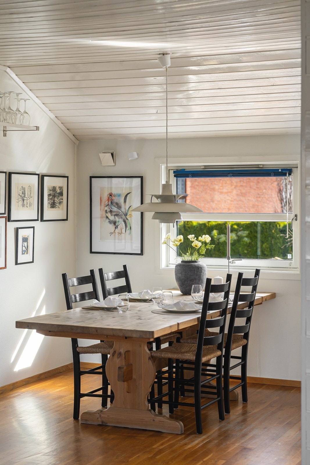 Spiseplassen har plass til å samle familie og venner til hyggelige måltider. Galleribilde