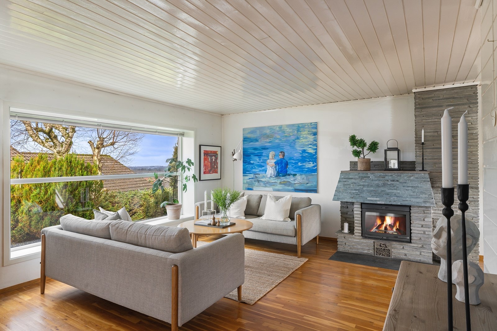 I stuen er det en solid mursteinspipe med ildsted som gir god varme. Galleribilde