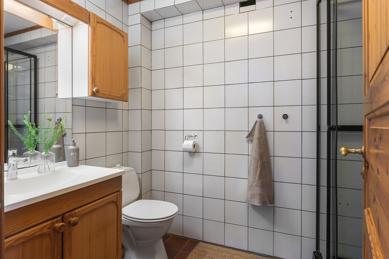 Badet i første etasje har flislagt gulv med elektriske varmekabler, dusjkabinett, toalett og servant. Galleribilde