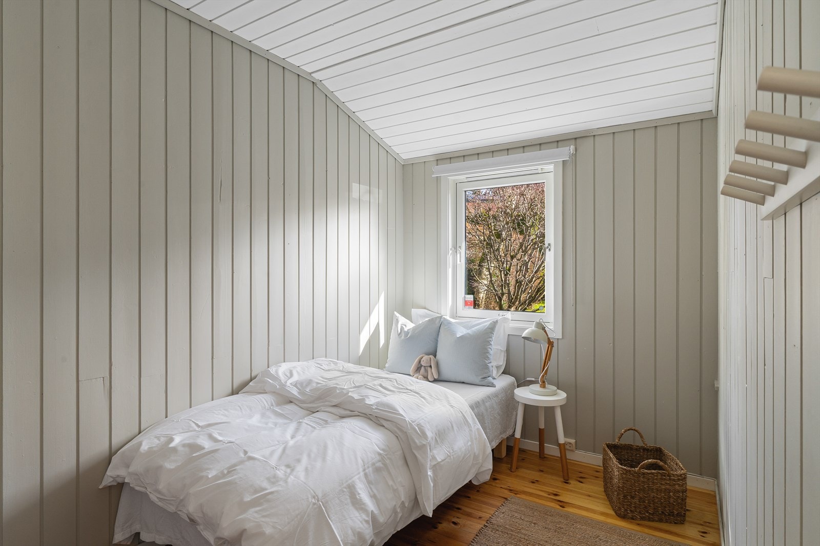 Lyst og trivelig soverom med plass til seng og oppbevaring. Galleribilde