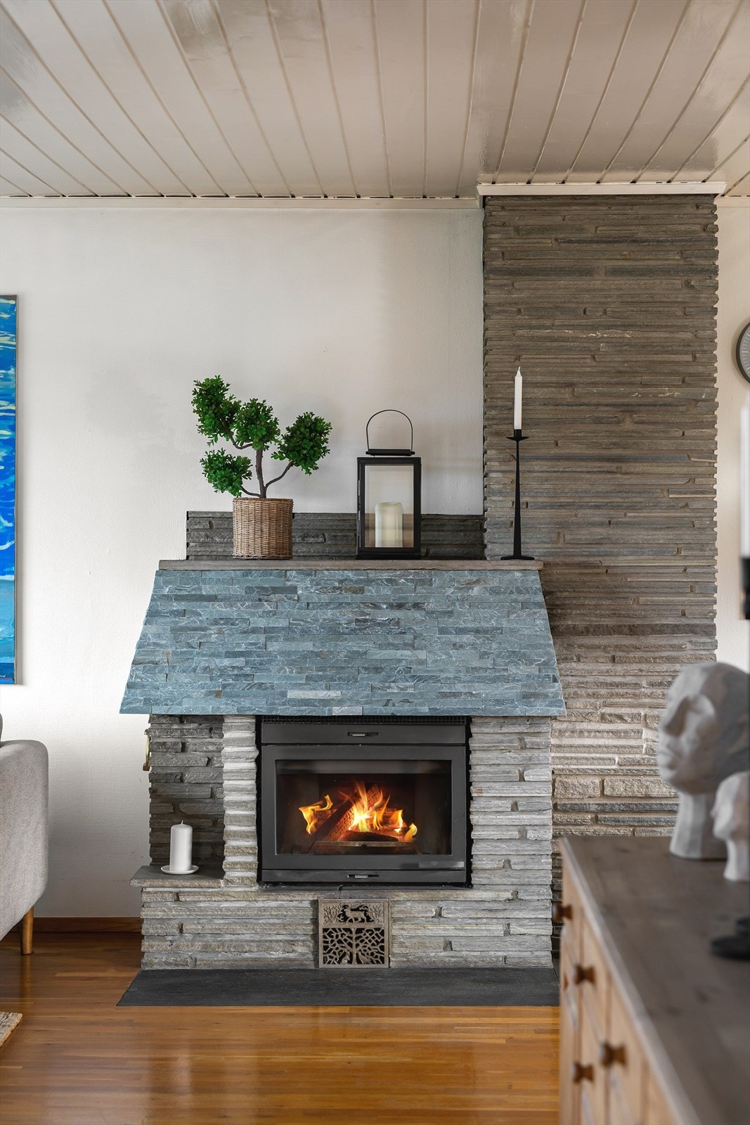 Ildstedet skaper en lun og hyggelig atmosfære i stuen. Galleribilde