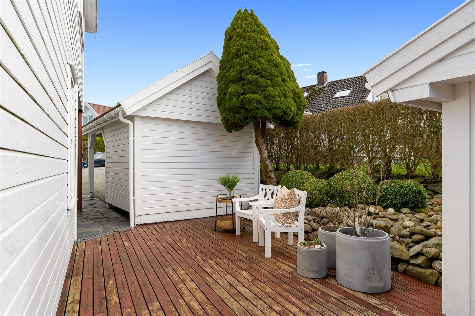 Carporten gir skjermet parkering og enkel adkomst til boligen. Galleribilde