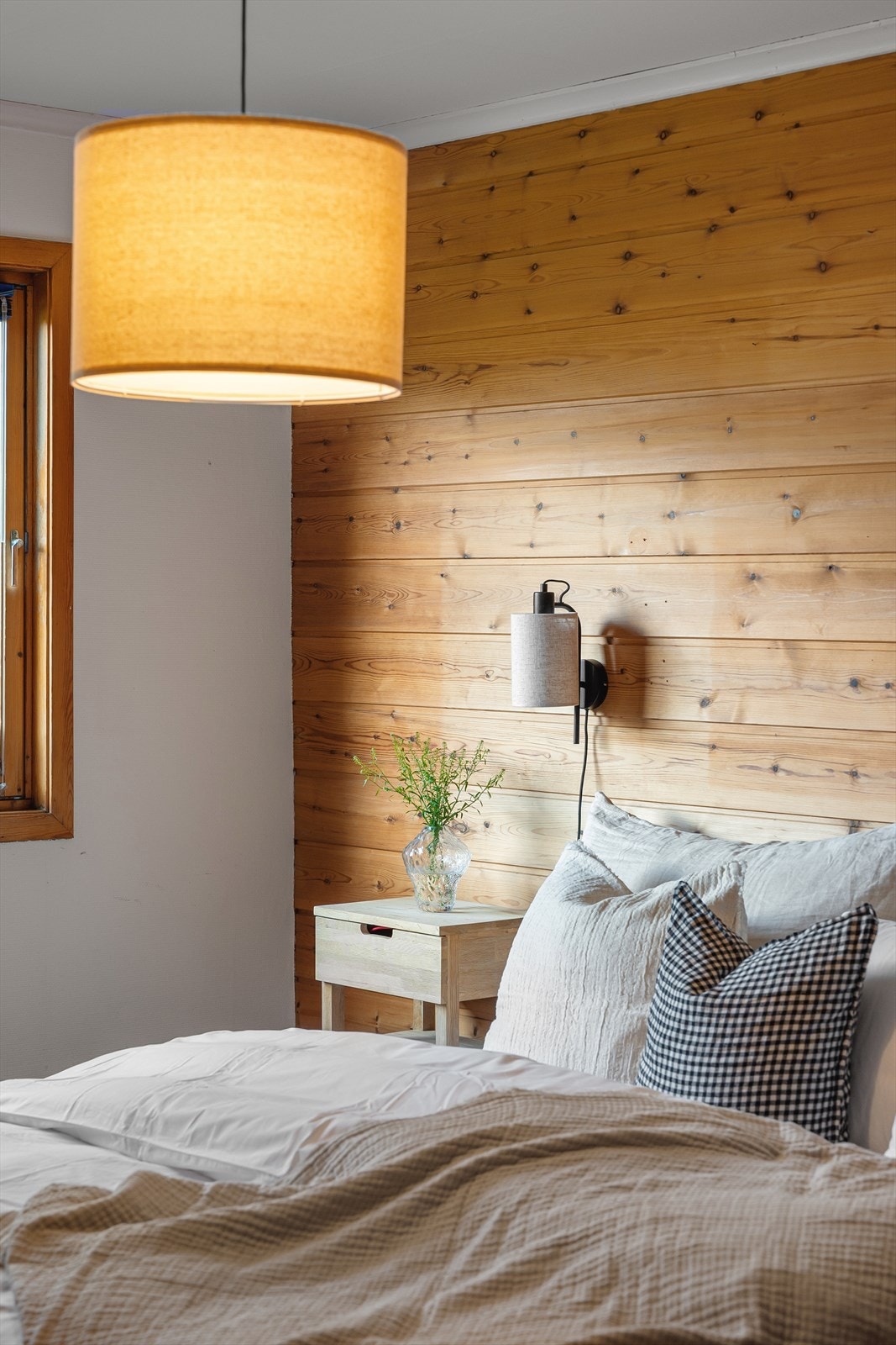 Detalj fra hovedsoverommet som viser den varme materialbruken. Galleribilde