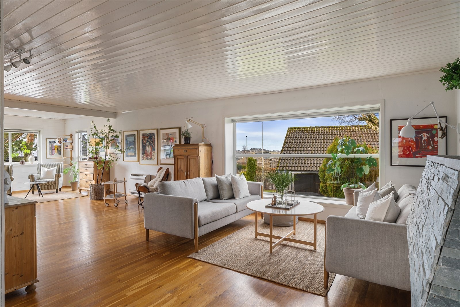 Hovedstuen i andre etasje er romslig og har parkett på gulvet og panel i himlingen. Galleribilde