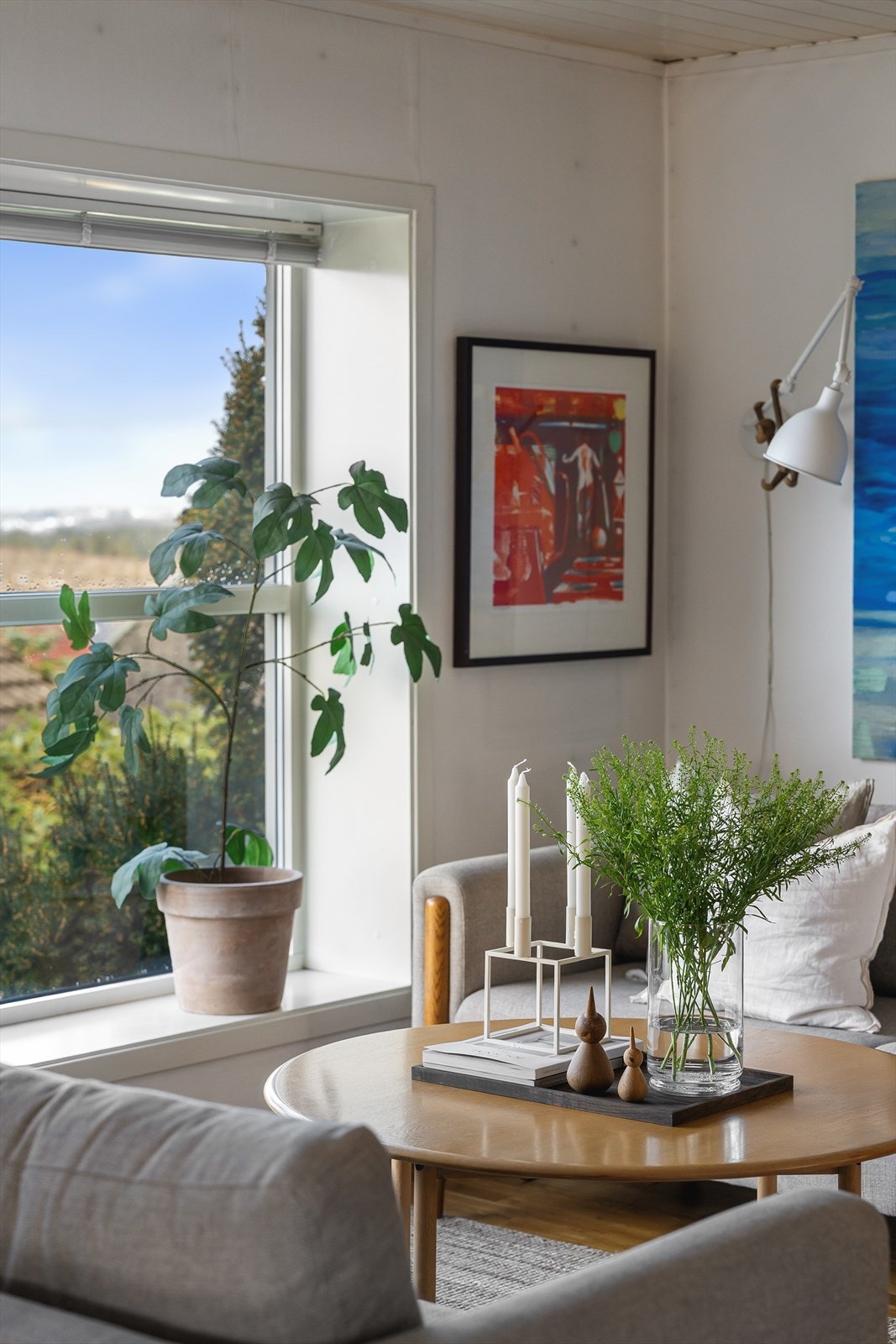 En lys og innbydende stue med plass for avslapning. Galleribilde