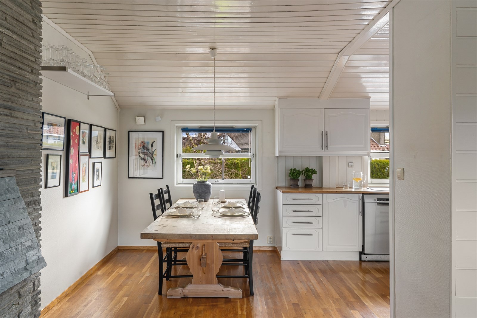 I tilknytning til kjøkkenet er det en naturlig plass for en romslig spisegruppe. Galleribilde