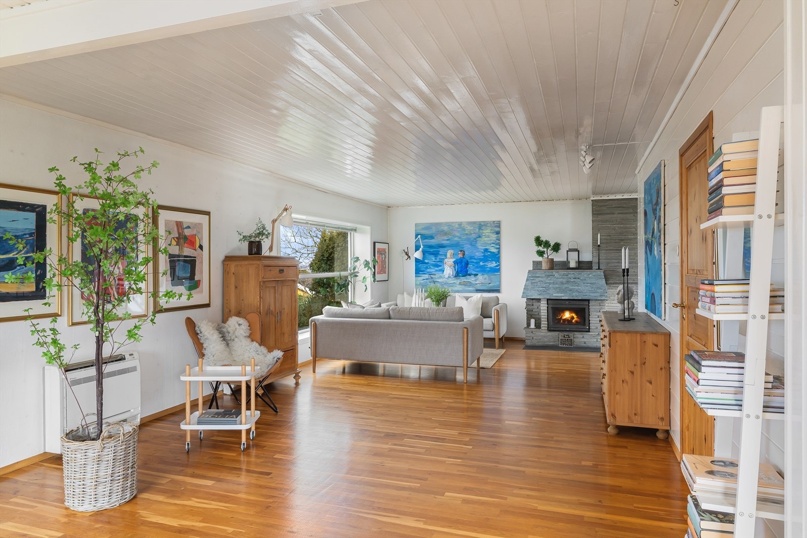 Etasjen er på 78 m² og gir rikelig med plass for sosialt samvær. Galleribilde