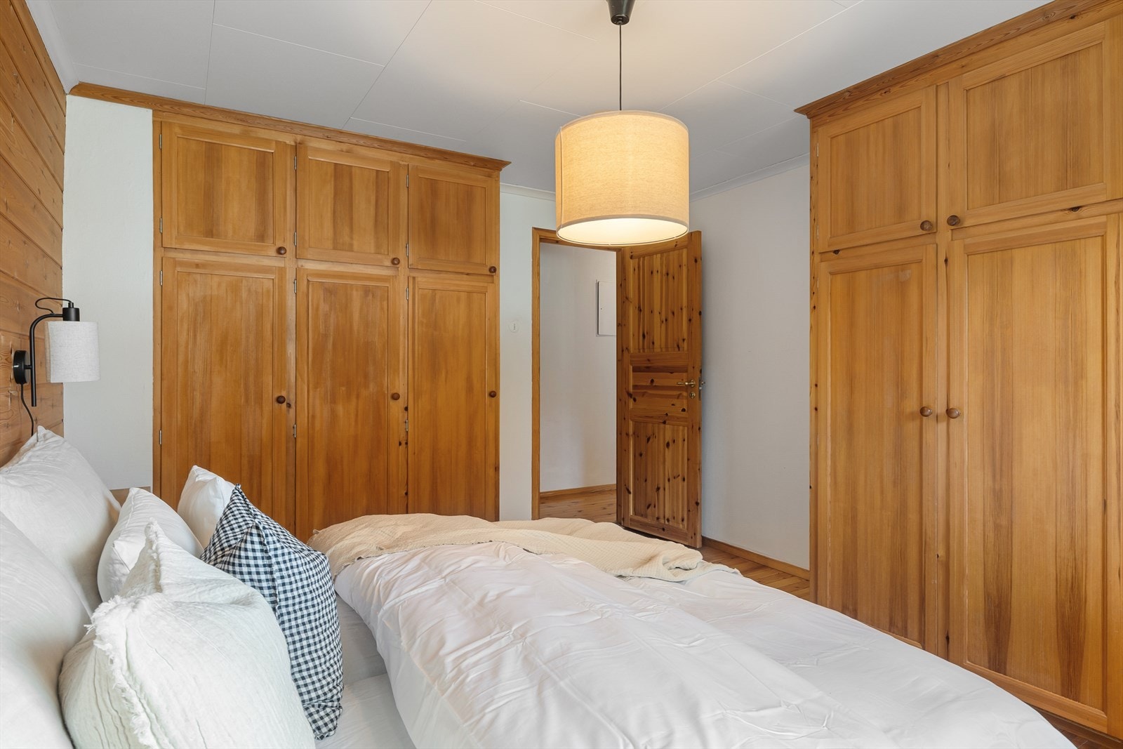Godt med garderobeplass på hovedsoverommet. Innvendige dører er i furu. Galleribilde