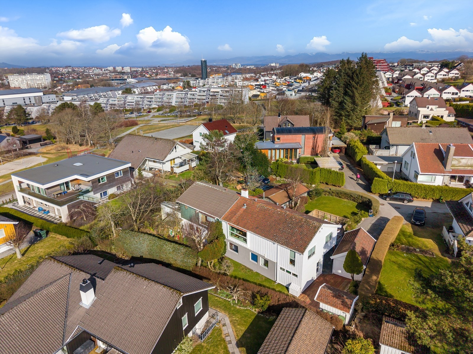 Området har god bussforbindelse, og det er gangavstand til Universitetet og det nye sykehuset. Galleribilde