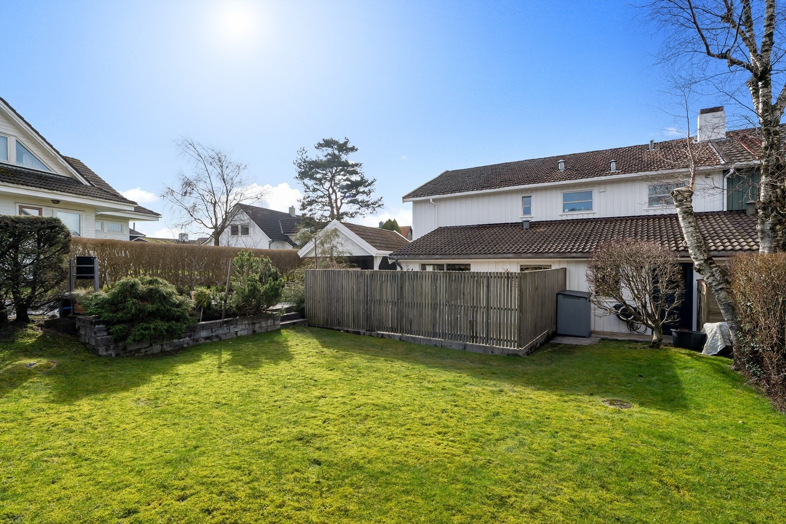 Hagen er pent opparbeidet og skjermet, og gir gode leke- og utfoldelsesmuligheter for hele familien. Galleribilde