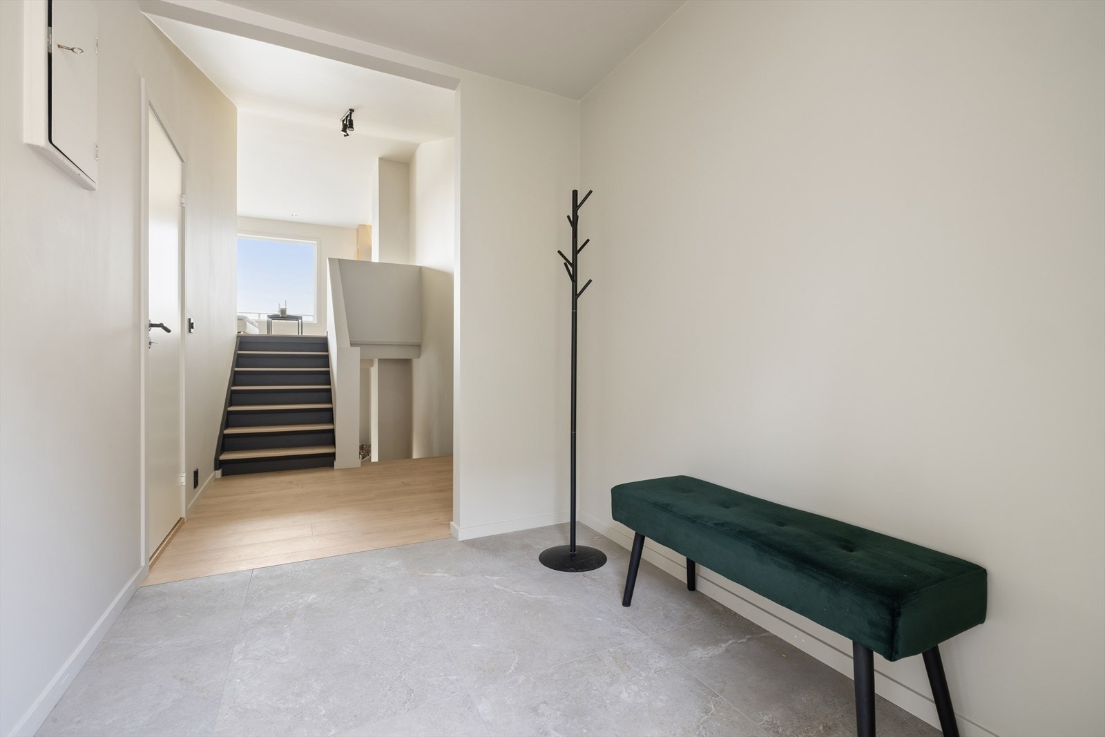 Fra entréen åpner boligen seg opp mot hovedetasjens sosiale soner. Galleribilde