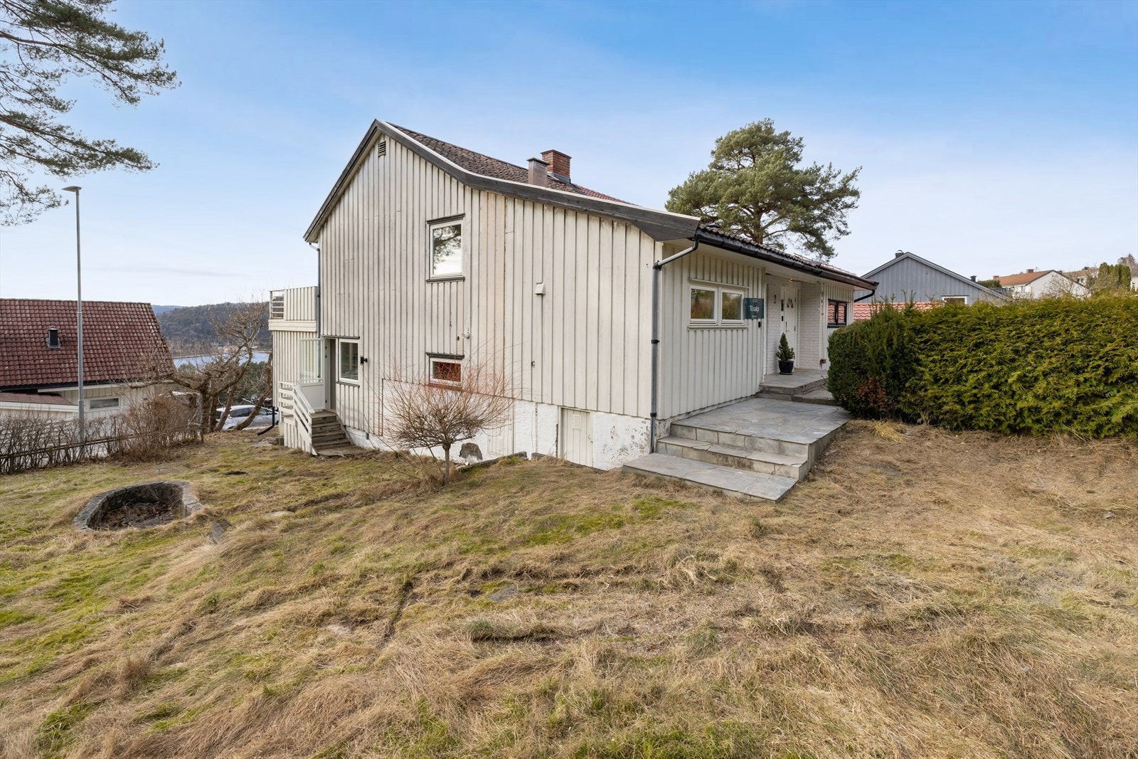 Vertikaldelt tomannsbolig med en romslig, opparbeidet hage og flott fjordutsikt. Eiendommen inkluderer også en garasjeplass i felles rekke. Galleribilde