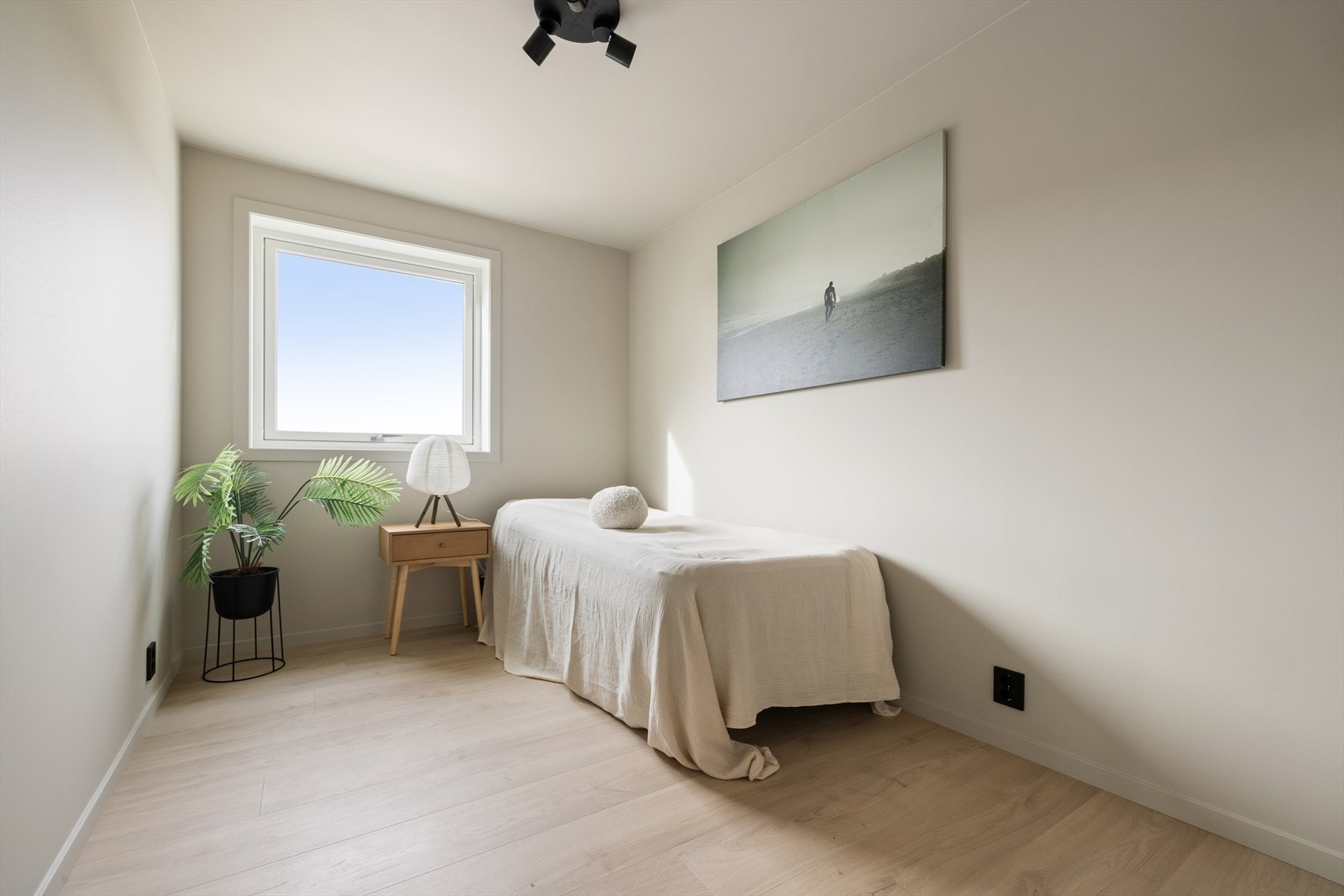 Soverommene er holdt i lyse og tidløse farger som skaper en behagelig og rolig atmosfære. Galleribilde