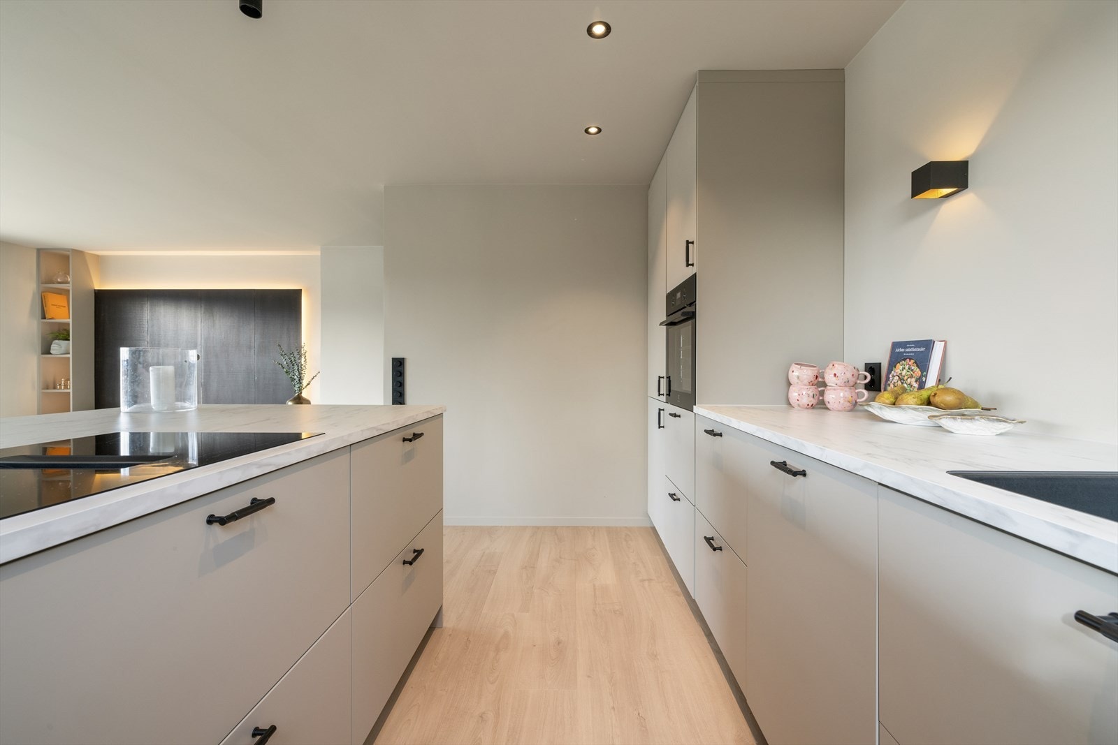Kjøkkeninnredning fra IKEA med beige, glatte fronter og en praktisk kjøkkenøy. Oppgradert i 2025/26. Galleribilde