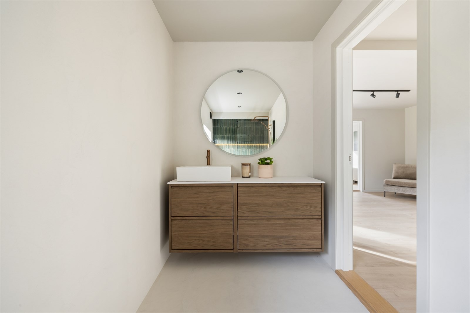 Hovedbadet ligger i underetasjen og ble bygget nytt i 2025/26. Rommet fremstår moderne og stilrent, med en kombinasjon av fliser og mikrosement på veggene. Galleribilde