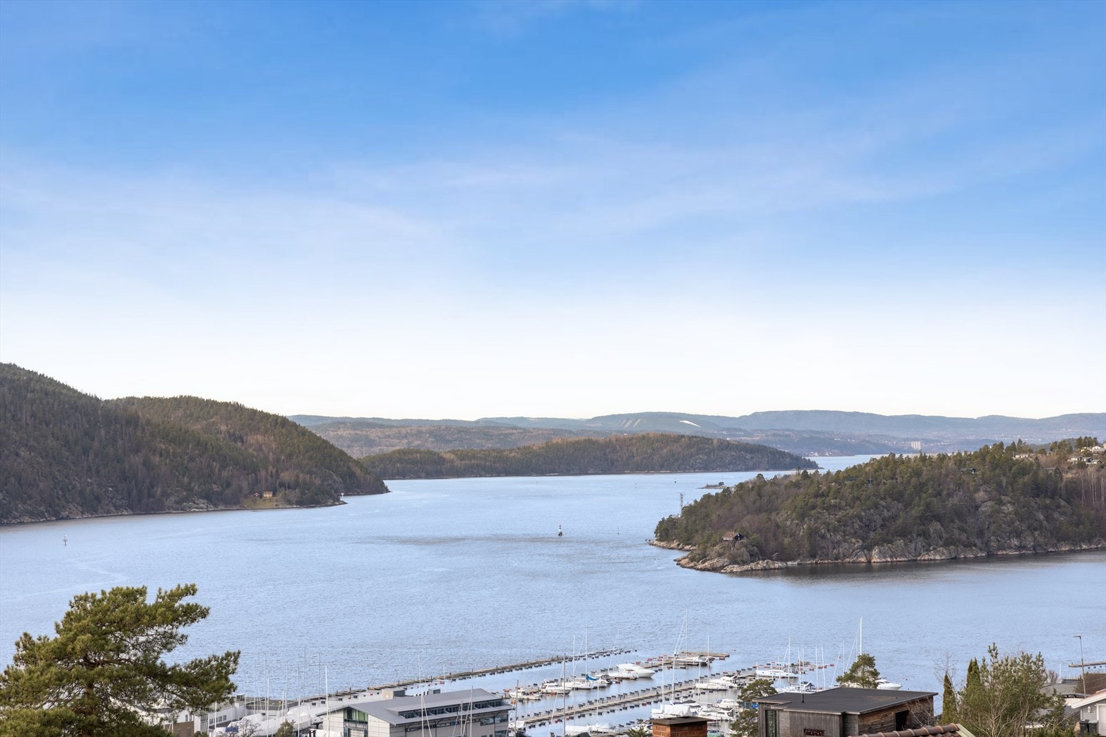 Fra eiendommen er det en vidstrakt utsikt over Oslofjorden. Galleribilde