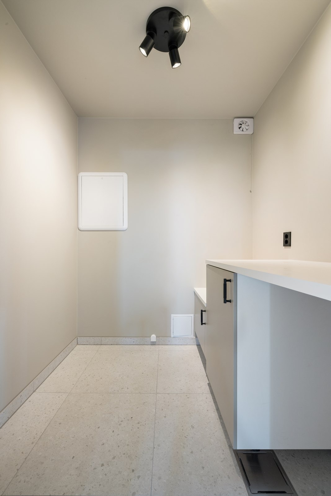 Eget vaskerom i underetasjen, etablert i 2025/26. Rommet har flislagt gulv med varmekabler og opplegg for vaskemaskin. Galleribilde