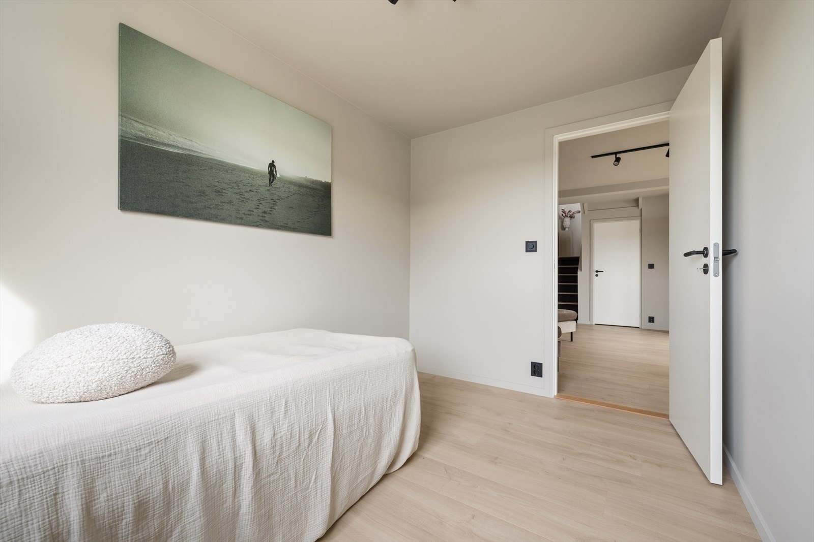 Alle soverommene har overflater som ble pusset opp i 2025/26. Galleribilde