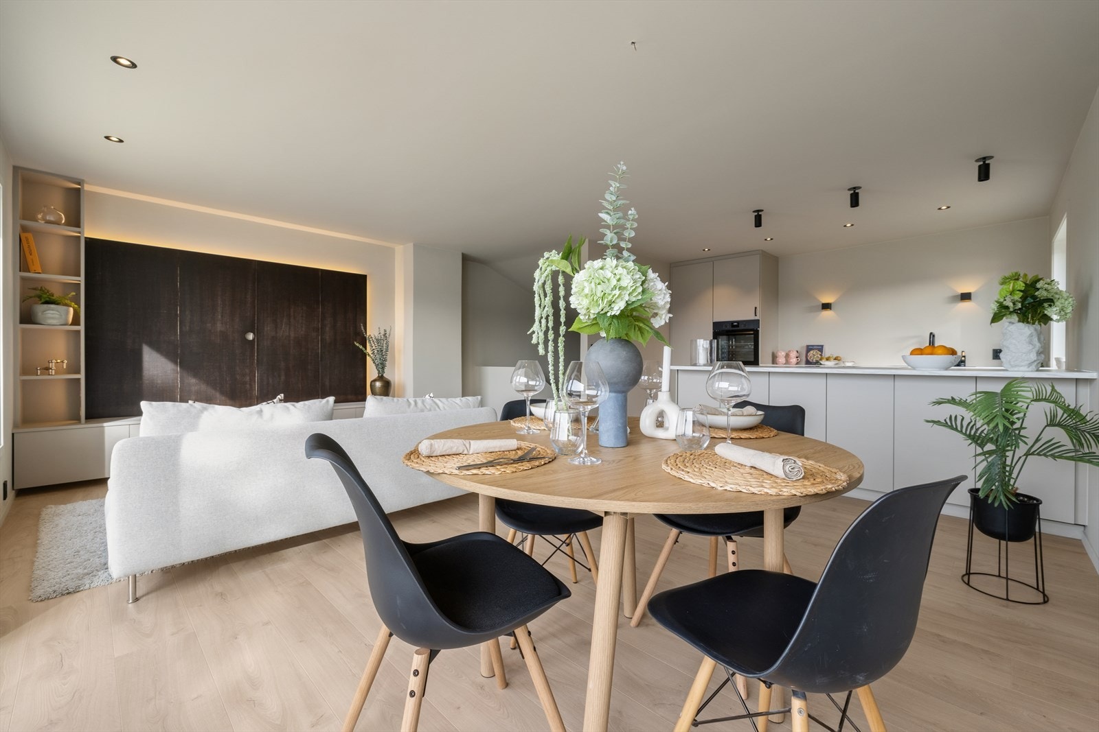 Fra spisestuen er det direkte utgang til den store takterrassen på ca. 20 m². Galleribilde
