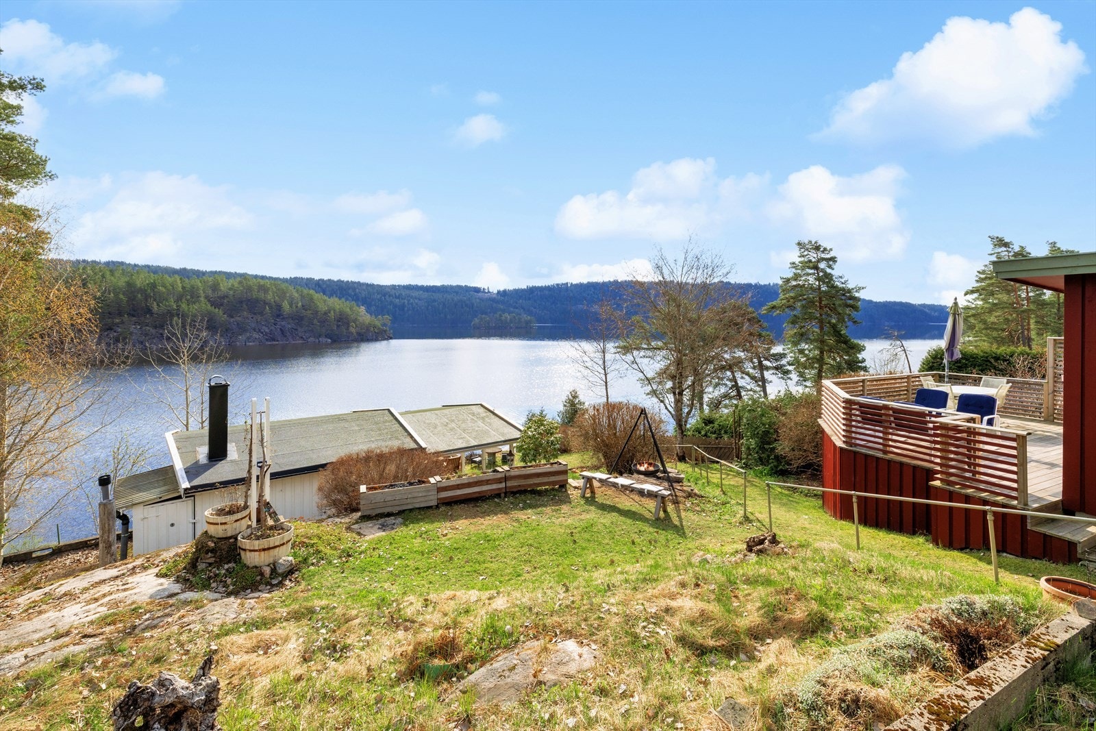 Tomten skråner lett mot øst og er pent opparbeidet med plener og bedd. Galleribilde