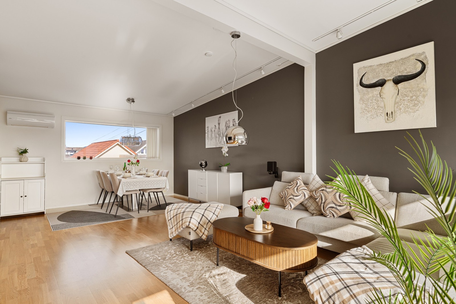 Stuen har en god planløsning som gjør det enkelt å innrede med både sofagruppe og TV-sone, samt egen plass til spisebord. Galleribilde