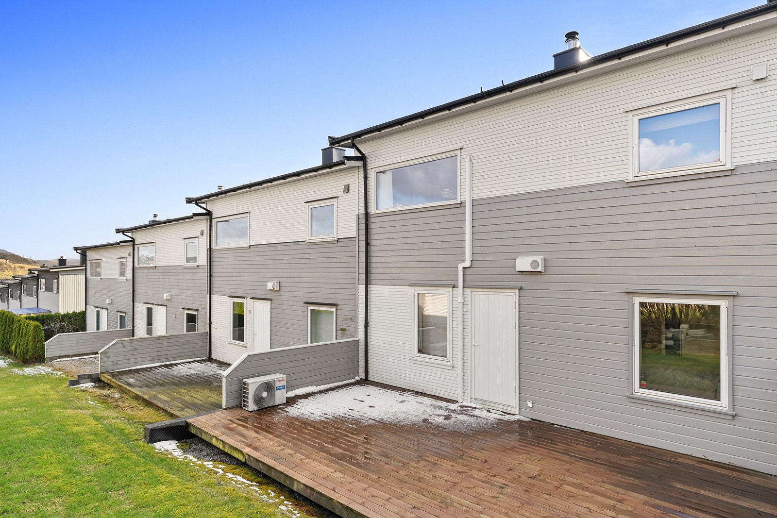 Stor terrasse på baksiden av boligen på hele 35 kvm Galleribilde